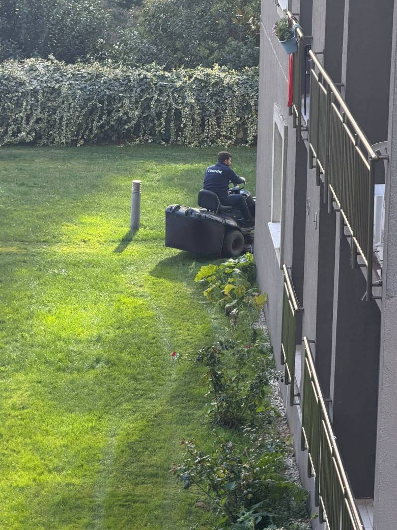 Binekli Makineyle Çim Biçimi — Toplu konut sitesi, İstanbul