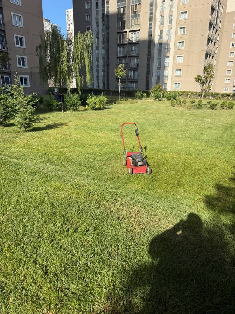 Çim Alan Bakım Ekipmanları — Toplu konut sitesi, İstanbul